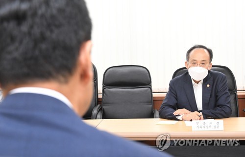 (서울=연합뉴스) 추경호 부총리 겸 기획재정부 장관이 23일 오후 서울 중구 은행회관에서 '최근 외환·금융시장 동향과 리스크 점검 및 대응 방안'을 논의하기 위해 열린 관계자들과의 간담회를 주재하고 있다. 2022.9.23 [기획재정부 제공. 재판매 및 DB 금지] photo@yna.co.kr