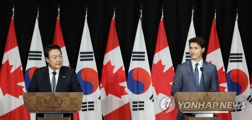 (오타와=연합뉴스) 서명곤 기자 = 정상회담을 마친 윤석열 대통령과 쥐스탱 트뤼도 캐나다 총리가 23일(현지시간) 캐나다 오타와 맥도날드경 빌딩에서 공동기자회견을 하고 있다. 2022.9.24 seephoto@yna.co.kr