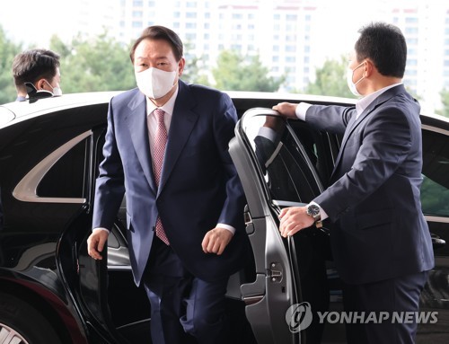 (서울=연합뉴스) 안정원 기자 = 영국ㆍ미국ㆍ캐나다 순방을 마치고 귀국한 윤석열 대통령이 26일 오전 서울 용산 대통령실 청사로 출근하고 있다. 2022.9.26 jeong@yna.co.kr