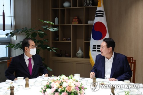 (서울=연합뉴스) 안정원 기자 = 윤석열 대통령이 26일 서울 용산 대통령실 청사에서 열린 국무총리 주례회동에서 한덕수 국무총리와 대화하고 있다.  2022.9.26 [대통령실 제공, 재판매 및 DB 금지] jeong@yna.co.kr