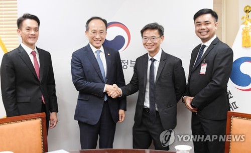 (서울=연합뉴스) 추경호 경제부총리 겸 기획재정부 장관이 26일 정부서울청사에서 국제신용평가사 스탠다드앤푸어스(S&P) 연례협의단과 면담에 앞서 기념 촬영하고 있다. 왼쪽부터 아판 푸아 S&P 아태지역 국가신용등급 담당이사, 추경호 부총리, 킴엔 탄 선임이사, 필립 정 선임이사. 2022.9.26 [기획재정부 제공. 재판매 및 DB 금지] photo@yna.co.kr