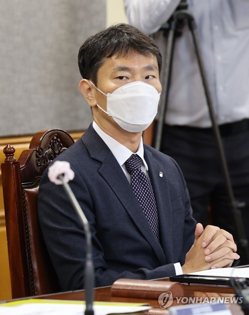 (서울=연합뉴스) 김인철 기자 = 이복현 금융감독원장이 27일 오전 서울 중구 은행회관에서 열린 만기연장ㆍ상환유예 조치 연장 및 재도약 지원방안 관련 간담회에 참석하고 있다. 2022.9.27 yatoya@yna.co.kr