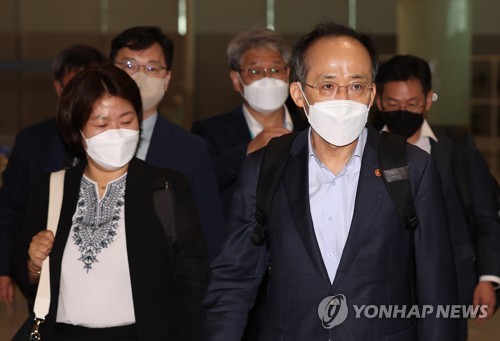 (서울=연합뉴스) 박동주 기자 = 추경호 부총리 겸 기획재정부 장관이 필리핀 마닐라에서 열리는 아시아개발은행(ADB) 연차총회에 참석하기 위해 28일 오전 인천국제공항을 통해 출국하고 있다. 2022.9.28 pdj6635@yna.co.kr