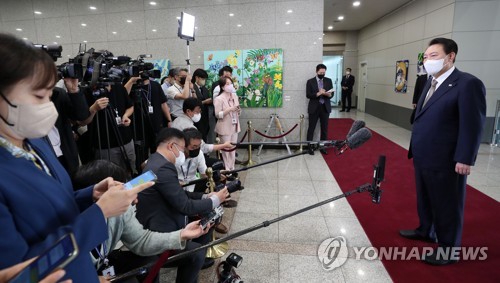 (서울=연합뉴스) 안정원 기자 = 윤석열 대통령이 29일 오전 서울 용산 대통령실 청사로 출근, 기자들과 질의응답을 하고 있다. 2022.9.29 [대통령실통신사진기자단] jeong@yna.co.kr