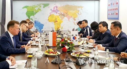 (서울=연합뉴스) 안정원 기자 = 임종득 국가안보실 제2차장이 28일(현지시간) 폴란드를 방문, 마리우스 브와쉬착 폴란드 부총리 겸 국방부 장관과 면담하고 있다. 2022.9.29 [대통령실 제공. 재판매 및 DB금지] jeong@yna.co.kr