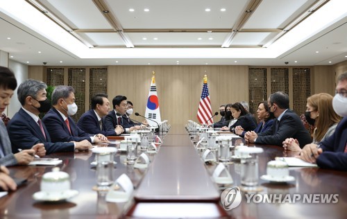(서울=연합뉴스) 안정원 기자 = 윤석열 대통령이 29일 서울 용산 대통령실 청사에서 방한한 카멀라 해리스 미국 부통령과 만나 대화하고 있다.2022.9.29 [대통령실 제공, 재판매 및 DB 금지] jeong@yna.co.kr