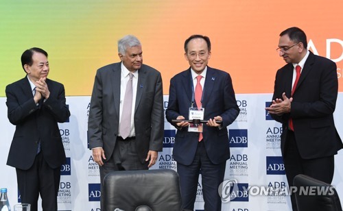 (서울=연합뉴스) 제55차 아시아개발은행(ADB) 연차총회 참석차 필리핀 마닐라를 방문 중인 추경호 경제부총리 겸 기획재정부 장관이 29일(현지시간) ADB에서 열린 차기 개최국 대한민국 홍보행사에서 라닐 위크레마싱혜 스리랑카 대통령 겸 재무장관으로부터 바통을 받고 있다. 2022.9.29 [기획재정부 제공. 재판매 및 DB 금지] photo@yna.co.kr