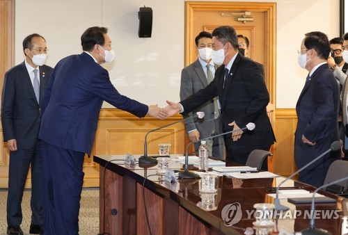(서울=연합뉴스) 안정원 기자 = 윤석열 대통령이 30일 오전 서울 중구  명동 국제금융센터에서 열린 제3차 거시금융 상황점검회의에  참석, 서강현 현대차 기획재경본부장과 악수하고 있다. 2022.9.30 jeong@yna.co.kr