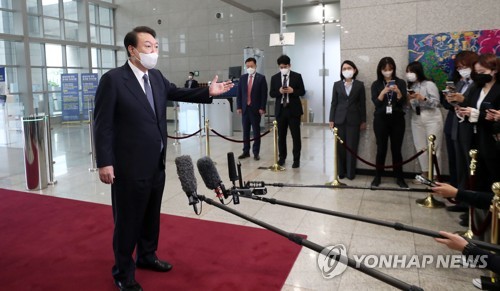 (서울=연합뉴스) 서명곤 기자 = 윤석열 대통령이 4일 오전 서울 용산 대통령실 청사로 출근, 취재진의 질문에 답하고 있다. 2022.10.4 seephoto@yna.co.kr