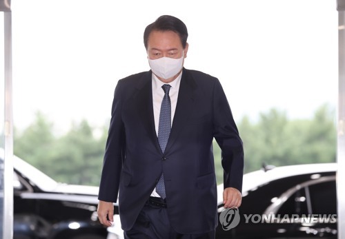 (서울=연합뉴스) 서명곤 기자 = 북한이 중거리 탄도미사일을 발사한 4일 오전 윤석열 대통령이 서울 용산 대통령실 청사로 출근하고 있다. 2022.10.4 seephoto@yna.co.kr