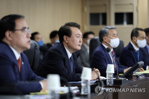 (서울=연합뉴스) 안정원 기자 = 윤석열 대통령이 4일 오전 서울 용산 대통령실 청사 지하 국가위기관리센터에서 열린 긴급 국가안전보장회의(NSC) 상임위원회에 참석,북한의 중거리 탄도미사일 발사 관련 대응 방안을 점검하고 있다. 2022.10.4 [대통령실 제공. 재판매 및 DB금지] jeong@yna.co.kr