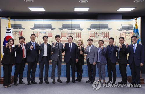 (서울=연합뉴스) 서명곤 기자 = 윤석열 대통령이 4일 서울 용산 대통령실 청사에서 열린 '한·미 스타트업 서밋과 K-브랜드 엑스포 참여 중소벤처기업 오찬 간담회'를 마친 뒤 참석자들과 기념촬영을 하고 있다. 2022.10.4 [대통령실 제공, 재판매 및 DB 금지] seephoto@yna.co.kr