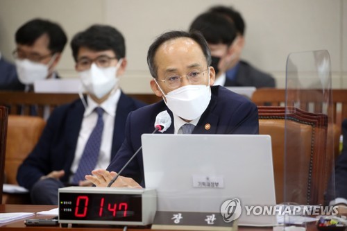 (서울=연합뉴스) 이정훈 기자 = 추경호 부총리 겸 기획재정부 장관이 5일 국회 기획재정위원회에서 열린 기획재정부에 대한 국정감사에서 의원질의에 답변하고 있다. 2022.10.5 [국회사진기자단] uwg806@yna.co.kr