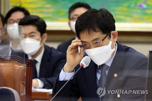 (서울=연합뉴스) 이정훈 기자 = 김주현 금융위원장이 6일 오전 국회 정무위원회에서 열린 국정감사에서 안경을 고쳐 쓰고 있다. 2022.10.6 [국회사진기자단] uwg806@yna.co.kr