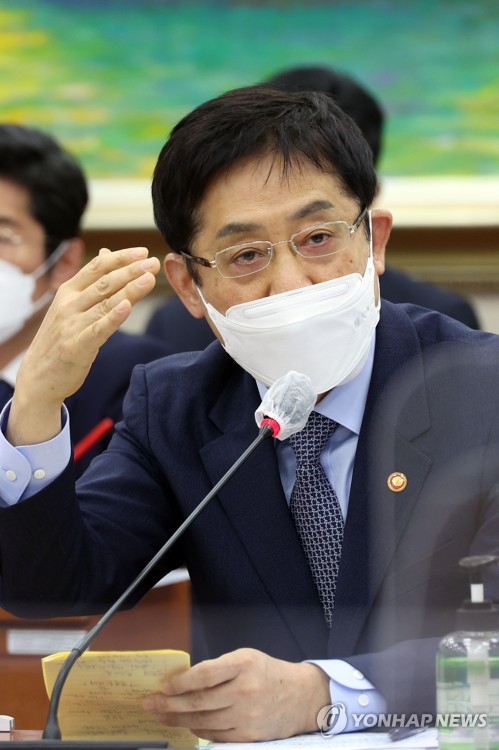 (서울=연합뉴스) 이정훈 기자 = 김주현 금융위원장이 6일 오전 국회 정무위원회에서 열린 국정감사에서 의원질의에 답변하고 있다. 2022.10.6 [국회사진기자단] uwg806@yna.co.kr