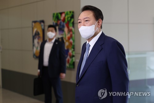 (서울=연합뉴스) 서명곤 기자 = 윤석열 대통령이 7일 오전 서울 용산 대통령실 청사로 출근, 취재진의 질문에 답하고 있다. 2022.10.7 seephoto@yna.co.kr
