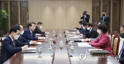 (서울=연합뉴스) 서명곤 기자 = 윤석열 대통령이 7일 오전 서울 용산 대통령실 청사에서 열린 제10차 비상경제민생회의에서 발언하고 있다. 2022.10.7 [대통령실통신사진기자단] seephoto@yna.co.kr
