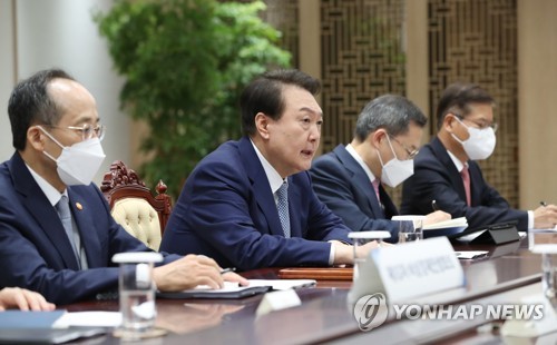 (서울=연합뉴스) 서명곤 기자 = 윤석열 대통령이 7일 오전 서울 용산 대통령실 청사에서 열린 제10차 비상경제민생회의에서 발언하고 있다. 2022.10.7 [대통령실통신사진기자단] seephoto@yna.co.kr