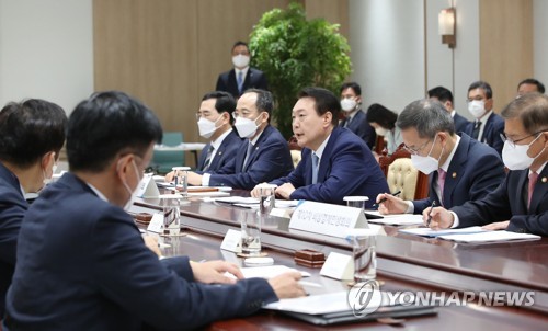 (서울=연합뉴스) 서명곤 기자 = 윤석열 대통령이 7일 오전 서울 용산 대통령실 청사에서 열린 제10차 비상경제민생회의에서 발언하고 있다. 2022.10.7 [대통령실통신사진기자단] seephoto@yna.co.kr