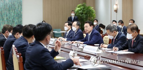 (서울=연합뉴스) 서명곤 기자 = 윤석열 대통령이 7일 오전 서울 용산 대통령실 청사에서 열린 제10차 비상경제민생회의에서 발언하고 있다. 2022.10.7 [대통령실통신사진기자단] seephoto@yna.co.kr