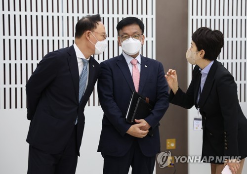 (서울=연합뉴스) 서명곤 기자 = 7일 오전 서울 용산 대통령실 청사에서 열린 조규홍 보건복지부 장관, 고학수 개인정보보호위원회 위원장 임명장 수여식에 앞서 안상훈 사회수석, 최상목 경제수석, 김은혜 홍보수석이 대화하고 있다. 2022.10.7 seephoto@yna.co.kr