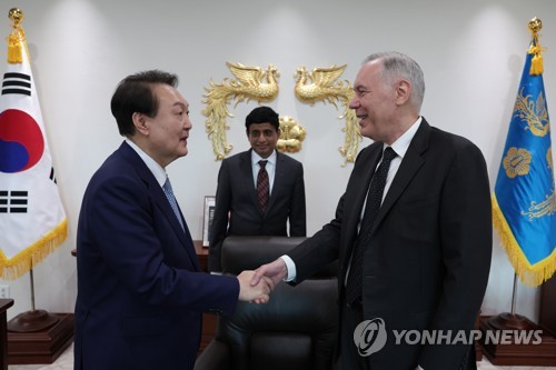 (서울=연합뉴스) 안정원 기자 = 윤석열 대통령이 7일 오전 서울 용산 대통령실 청사에서 세계 최대 반도체 장비업체인 미국 어플라이드 머티어리얼즈(AMAT)의 게리 디커슨 CEO를 접견하고 있다. 2022.10.7 [대통령실 제공. 재판매 및 DB금지] jeong@yna.co.kr