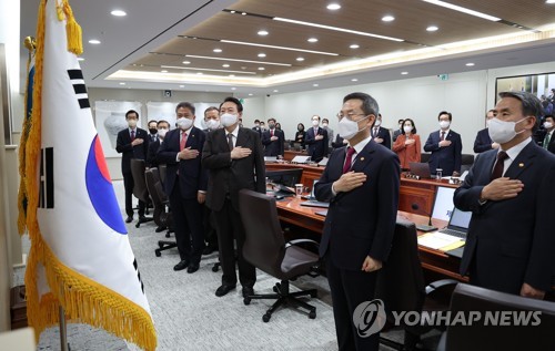 (서울=연합뉴스) 안정원 기자 = 윤석열 대통령이 11일 오전 서울 용산 대통령실 청사에서 열린 국무회의에서 국기에 경례를 하고 있다. 2022.10.11 jeong@yna.co.kr