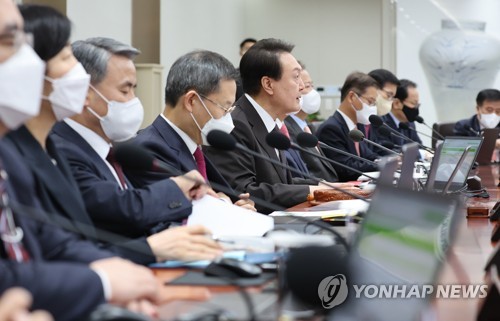 (서울=연합뉴스) 안정원 기자 = 윤석열 대통령이 11일 오전 서울 용산 대통령실 청사에서 열린 국무회의에서 발언하고 있다. 2022.10.11 jeong@yna.co.kr