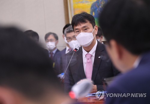 (서울=연합뉴스) 백승렬 기자 = 이복현 금융감독원장이 11일 서울 여의도 국회에서 열린 정무위원회의 금융감독원 국정감사에서 의원들의 질의에 답변하고 있다. 2022.10.11 [국회사진기자단] srbaek@yna.co.kr
