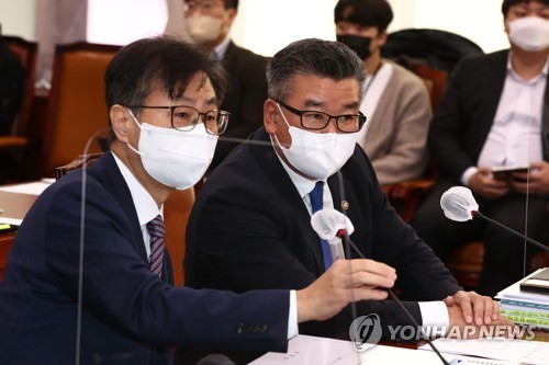 (서울=연합뉴스) 이정훈 기자 = 최재해 감사원장과 유병호 감사원 사무총장이 11일 국회 법제사법위원회에서 열린 감사원에 대한 국정감사에 출석해 있다. 2022.10.11 [국회사진기자단] uwg806@yna.co.kr