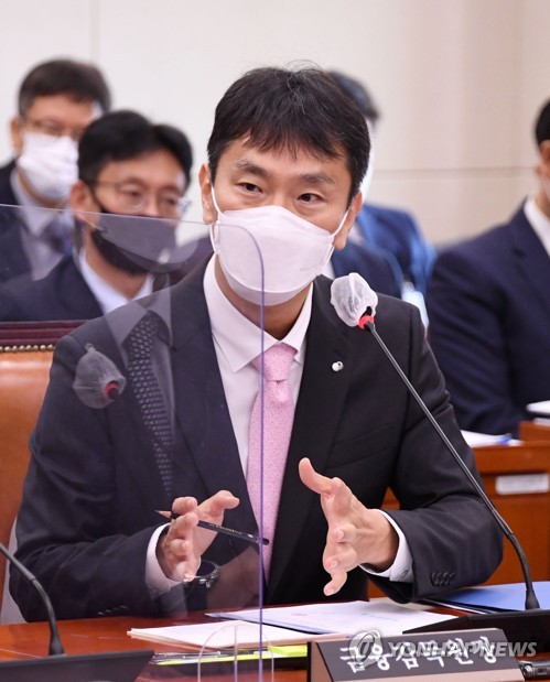 (서울=연합뉴스) 백승렬 기자 = 이복현 금융감독원장이 11일 서울 여의도 국회에서 열린 정무위원회의 금융감독원 국정감사에서 의원들의 질의에 답변하고 있다. 2022.10.11 [국회사진기자단] srbaek@yna.co.kr