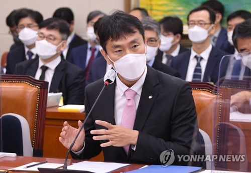 (서울=연합뉴스) 백승렬 기자 = 이복현 금융감독원장이 11일 서울 여의도 국회에서 열린 정무위원회의 금융감독원 국정감사에서 의원들의 질의에 답변하고 있다. 2022.10.11 [국회사진기자단] srbaek@yna.co.kr