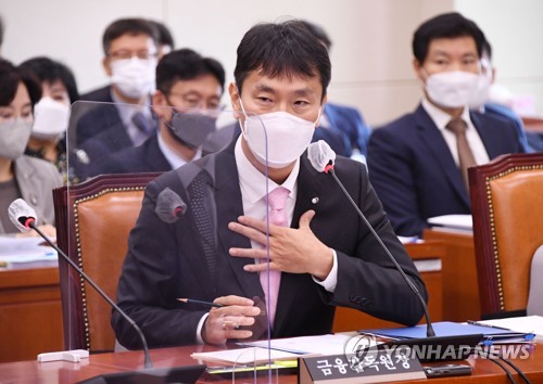 (서울=연합뉴스) 백승렬 기자 = 이복현 금융감독원장이 11일 서울 여의도 국회에서 열린 정무위원회의 금융감독원 국정감사에서 의원들의 질의에 답변하고 있다. 2022.10.11 [국회사진기자단] srbaek@yna.co.kr