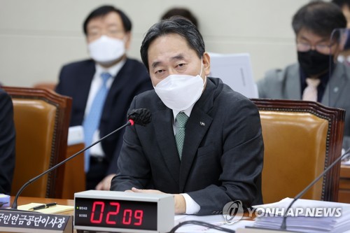 (서울=연합뉴스) 이정훈 기자 = 김태현 국민연금공단 이사장이 11일 오전 국회 보건복지위원회에서 열린 국민연금공단과 한국사회보장정보원에 대한 국정감사에서 의원질의에 답변하고 있다. 2022.10.11 [국회사진기자단] uwg806@yna.co.kr