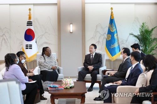 (서울=연합뉴스) 안정원 기자 = 윤석열 대통령이 11일 오후 서울 용산 대통령실 청사에서  나레디 판도 남아프리카공화국 국제관계협력부(외교부) 장관을 접견하고 있다. 2022.10.11 [대통령실 제공, 재판매 및 DB 금지] jeong@yna.co.kr