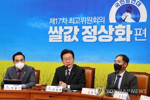 (서울=연합뉴스) 하사헌 기자 = 더불어민주당 이재명 대표가 12일 서울 여의도 국회에서 열린 최고위원회의 국민발언대 '쌀값정상화 편'에서 발언하고 있다. 2022.10.12 [국회사진기자단] toadboy@yna.co.kr