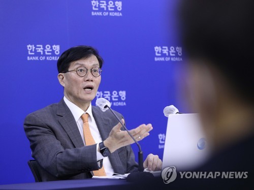 (서울=연합뉴스) 이창용 한국은행 총재가 12일 오전 서울 중구 한국은행에서 열린 기자간담회에서 기준금리 인상에 관해 설명하고 있다. 2022.10.12 [사진공동취재단] photo@yna.co.kr
