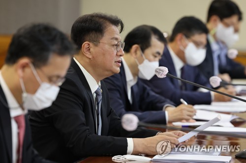 (서울=연합뉴스) 김주성 기자 = 방기선 기획재정부 1차관이 13일 오전 서울 중구 은행회관에서 거시경제금융회의를 주재하고 있다. 2022.10.13 utzza@yna.co.kr