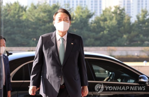 (서울=연합뉴스) 안정원 기자 = 윤석열 대통령이 13일 오전 서울 용산 대통령실 청사로 출근하고 있다. 2022.10.13 jeong@yna.co.kr