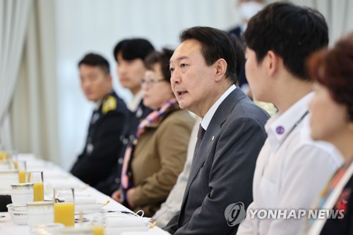 (서울=연합뉴스) 안정원 기자 = 윤석열 대통령이 14일 서울 용산 대통령실 청사에서 열린 호우 및 태풍대응 유공자 초청 오찬에서 인사말을 하고 있다. 2022.10.14 [대통령실 제공. 재판매 및 DB금지] jeong@yna.co.kr