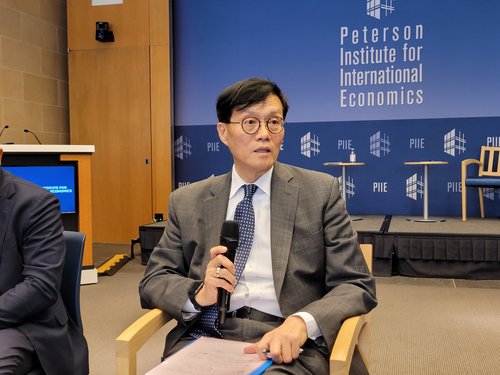 (워싱턴=연합뉴스) 김동현 특파원 = 이창용 한국은행 총재가 15일(현지시간) 미국 워싱턴DC 피터슨국제경제연구소(PIIE)에서 특파원단과 간담회를 하고 있다. 2022.10.16 bluekey@yna.co.kr