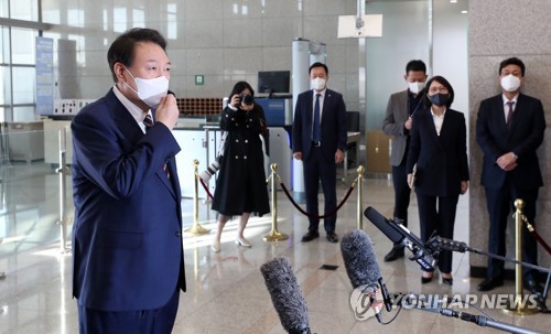 (서울=연합뉴스) 서명곤 기자 = 윤석열 대통령이 17일 오전 서울 용산 대통령실 청사로 출근, 주말 카카오의 '먹통' 사태 등과 관련해 발언하고 있다.  2022.10.17 [대통령실통신사진기자단] seephoto@yna.co.kr