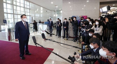 (서울=연합뉴스) 서명곤 기자 = 윤석열 대통령이 17일 오전 서울 용산 대통령실 청사로 출근, 주말 카카오의 '먹통' 사태 등과 관련해 발언하고 있다.  2022.10.17 [대통령실통신사진기자단] seephoto@yna.co.kr
