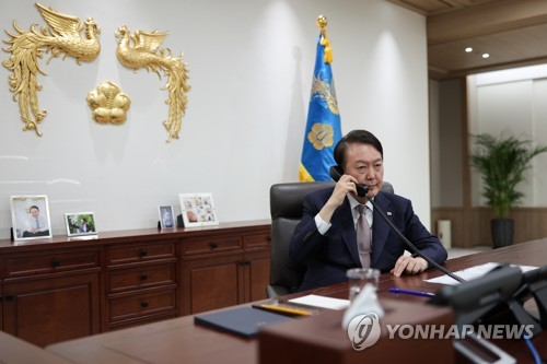(서울=연합뉴스) 안정원 기자 = 윤석열 대통령이 20일 서울 용산 대통령실 청사에서 압델 파타 엘시시 이집트 대통령과  전화 통화를 통해 한-이집트 간 협력방안을 협의하고 있다.  2022.10.20 [대통령실 제공. 재판매 및 DB금지] jeong@yna.co.kr