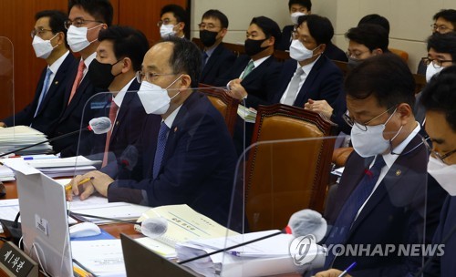 (서울=연합뉴스) 백승렬 기자 = 추경호 경제부총리가 21일 국회에서 열린 기획재정위원회 종합감사에서 의원 질의에 답변하고 있다. 2022.10.21 [국회사진기자단] srbaek@yna.co.kr