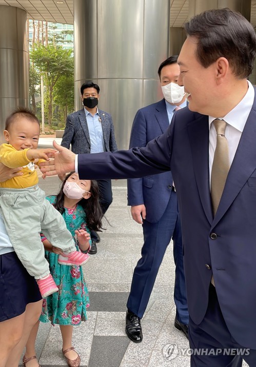 (서울=연합뉴스) 윤석열 대통령이 지난 9월 29일 서울 서초구 서초동 아크로비스타 사저 앞에서 출근 전 같은 아파트 주민 박서진 군과 인사하고 있다.  2022.10.23 [아크로비스타 주민 김지나 씨 제공] photo@yna.co.kr