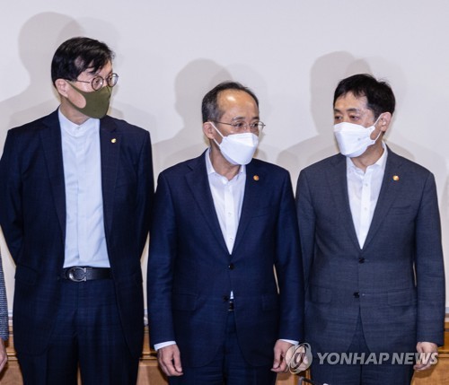 (서울=연합뉴스) 황광모 기자 = 추경호 경제부총리 겸 기획재정부 장관(가운데)과 이창용 한국은행 총재(왼쪽), 김주현 금융위원장이 비롯한 23일 오후 서울 중구 은행회관에서 열린 비상 거시경제 금융회의에 입장해 대화하고 있다. 2022.10.23 hkmpooh@yna.co.kr