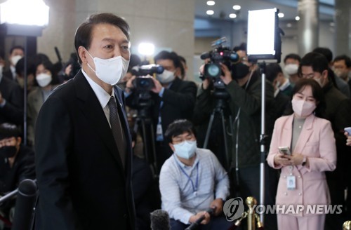 (서울=연합뉴스) 서명곤 기자 = 윤석열 대통령이 24일 오전 서울 용산 대통령실 청사로 출근, 현안과 관련해 발언을 하고 있다. 2022.10.24 [대통령실통신사진기자단] seephoto@yna.co.kr