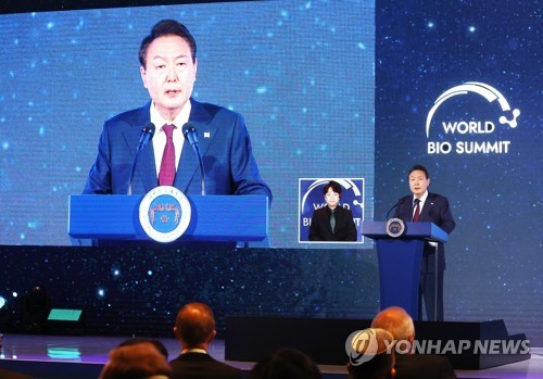 (서울=연합뉴스) 서명곤 기자 = 윤석열 대통령이 25일 오후 서울 광진구 그랜드 워커힐 호텔에서 열린 2022 세계 바이오 서밋 개회식에 참석, 개회사를 하고 있다. 2022.10.25 seephoto@yna.co.kr