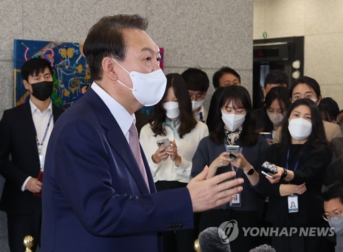 (서울=연합뉴스) 서명곤 기자 = 윤석열 대통령이 26일 오전 서울 용산 대통령실 청사로 출근, 야당의 국회 시정연설 첫 보이콧과 관련한 취재진의 질문에 답하고 있다 2022.10.26 seephoto@yna.co.kr